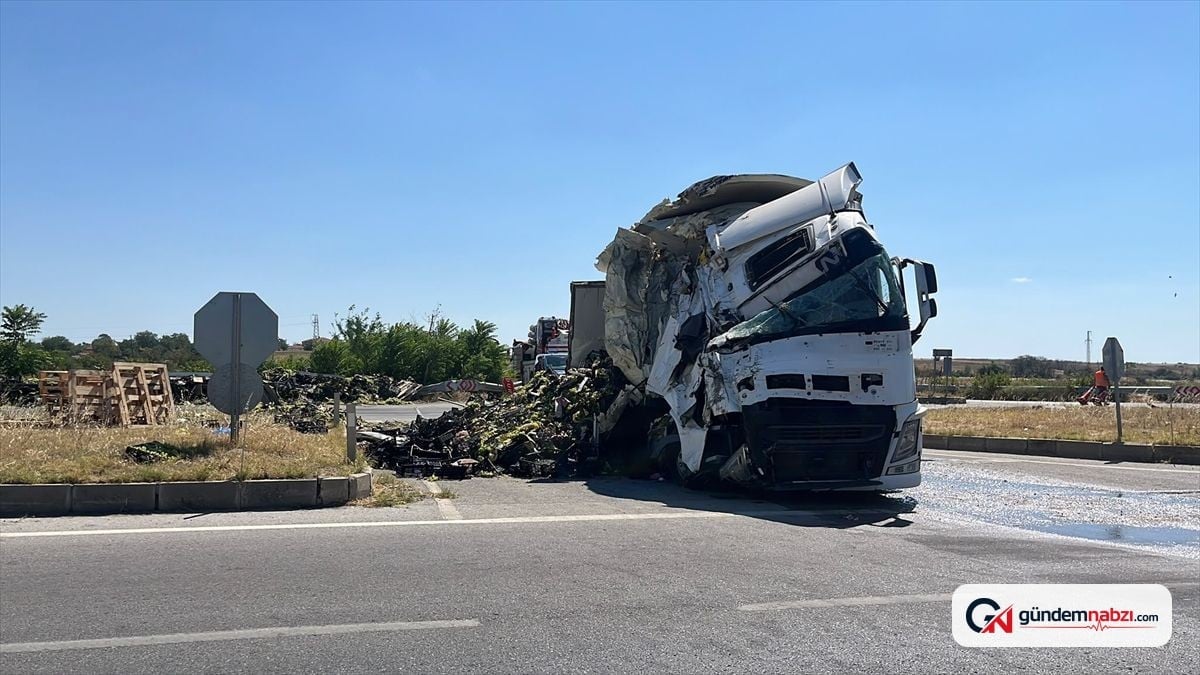 Edirne'de devrilen meyve tırı yolu ulaşıma kapattı