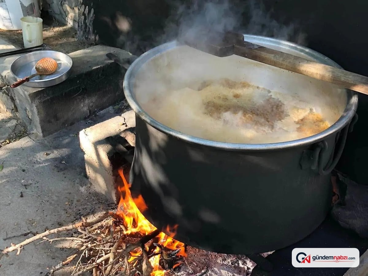 85'lik çiftten dut pekmezi mesaisi