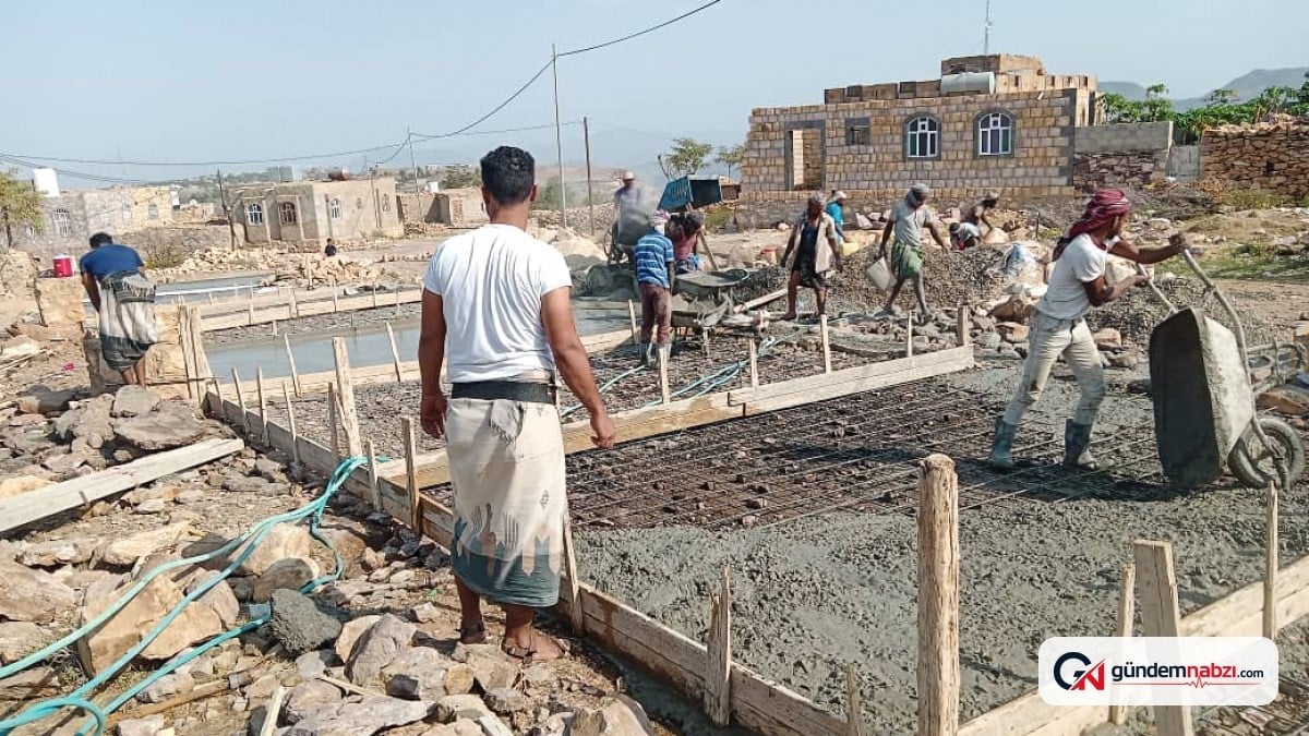 Yemen'in Taiz kentinde köylüler yolları ve suyu kendi imkanlarıyla yapıyor