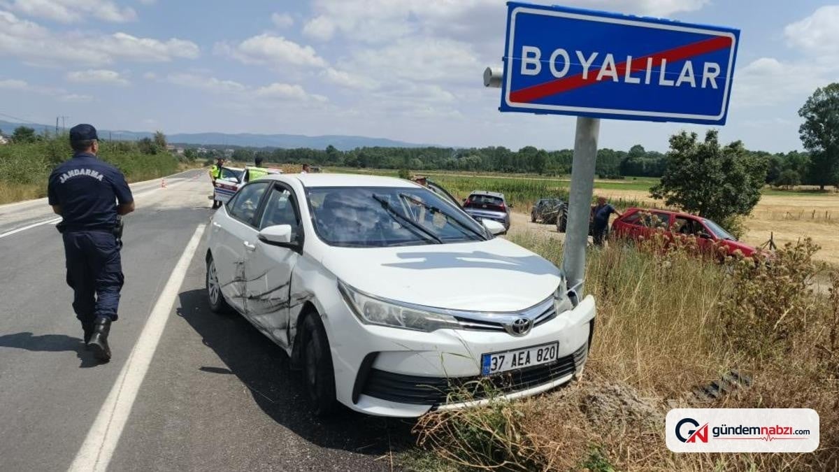 Kastamonu'da otomobil traktörle çarpıştı, 2 yaralı