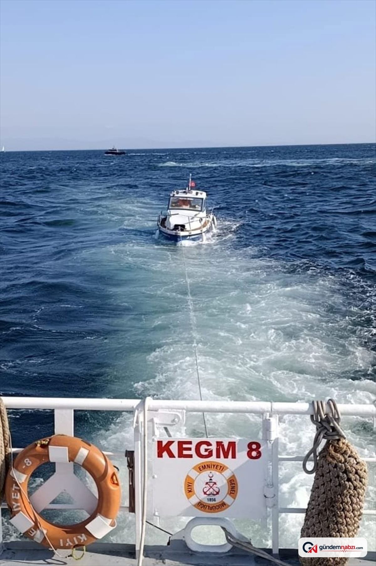 Küçükçekmece açıklarında sürüklenen tekne kurtarıldı