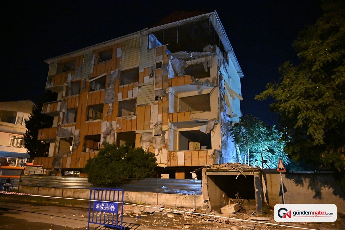 İstanbul'da kentsel dönüşümdeki binanın balkon ve duvarı çöktü