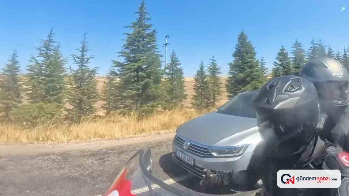 Otomobilin motosikleti sağdan tehlikeli geçiş anı kaydedildi