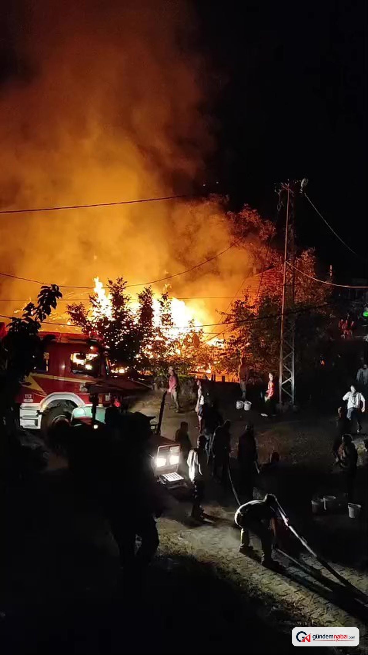 Denizli Acıpayam'da gece yarısı yangın: iki ev tamamen yandı