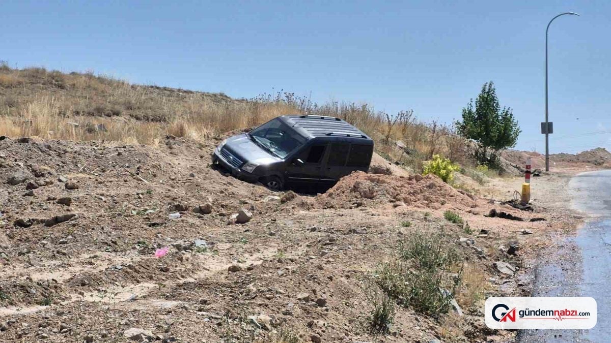 Eskişehir'de kontrolsüz araç toprak alana çıktı: 2 yaralı
