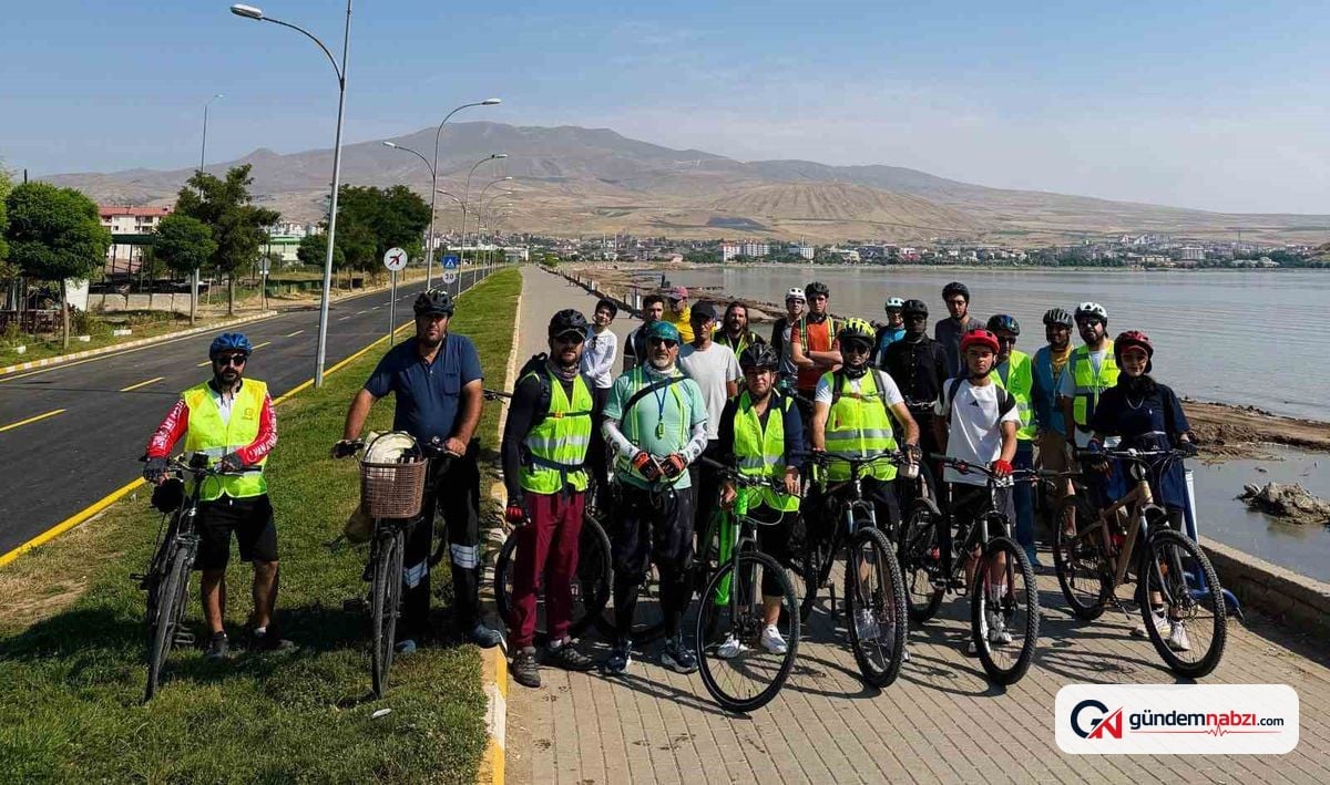 Bitlis'te 30 bisikletli tarihi rota için 90 kilometre pedal çevirdi