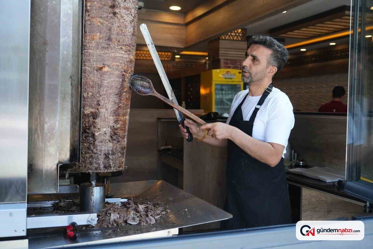 Muş'ta döner ustaları 60 derece sıcaklıkta çalışıyor