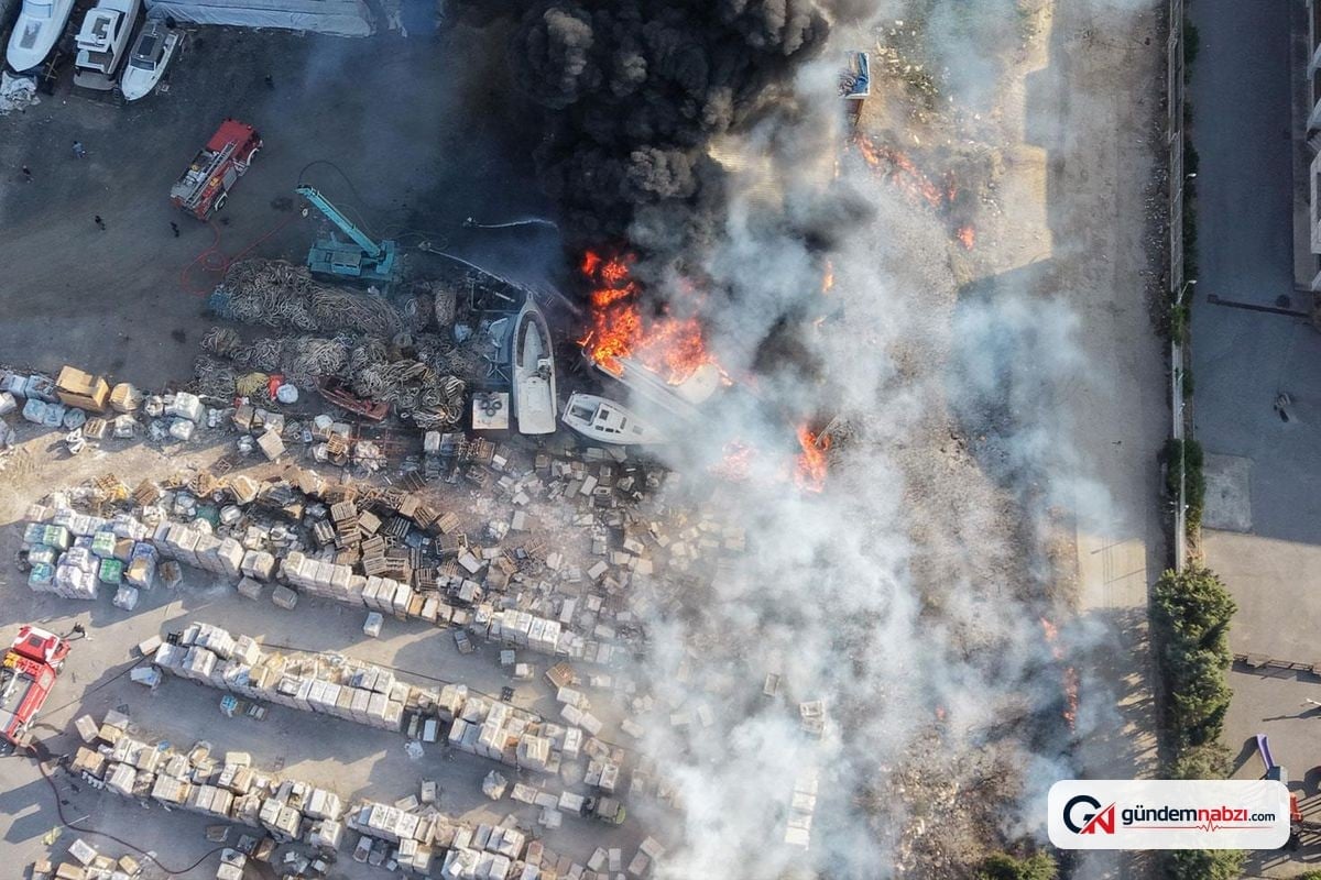 Tuzla'da otluk alanda çıkan yangın teknelere sıçradı, söndürüldü