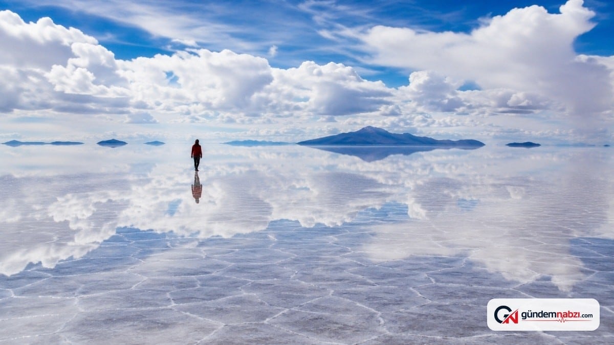 Salar de Uyuni yağmur yağınca dev bir aynaya dönüşüyor