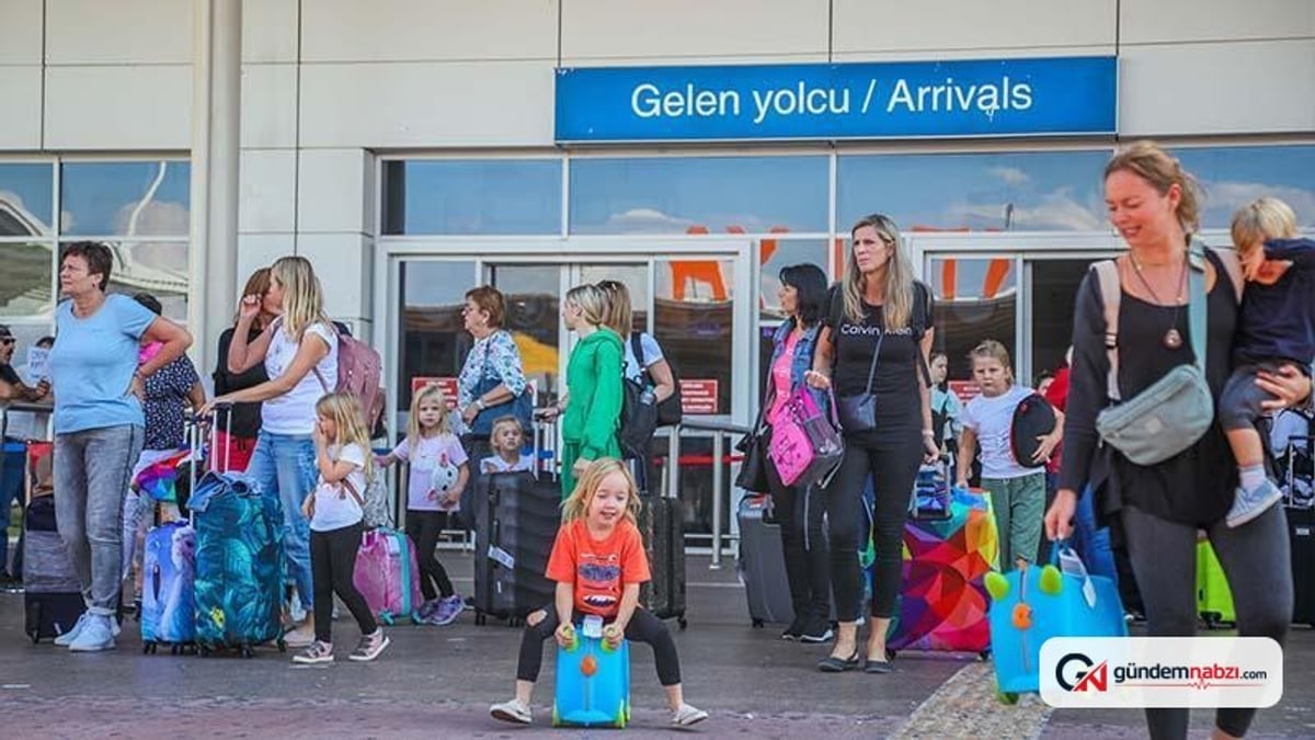 Antalya'ya gelen her 4 turistten 1'i Rus