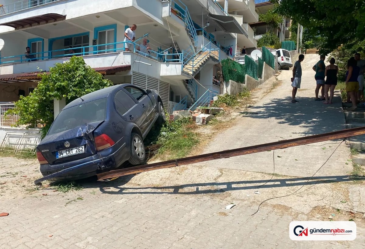 Edirne'de kontrolden çıkan otomobil balkona çarptı