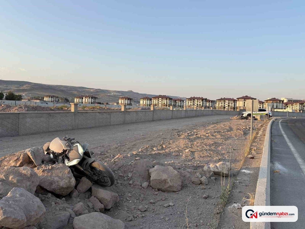 Kayseri'de motosiklet devrildi: 2 yaralı