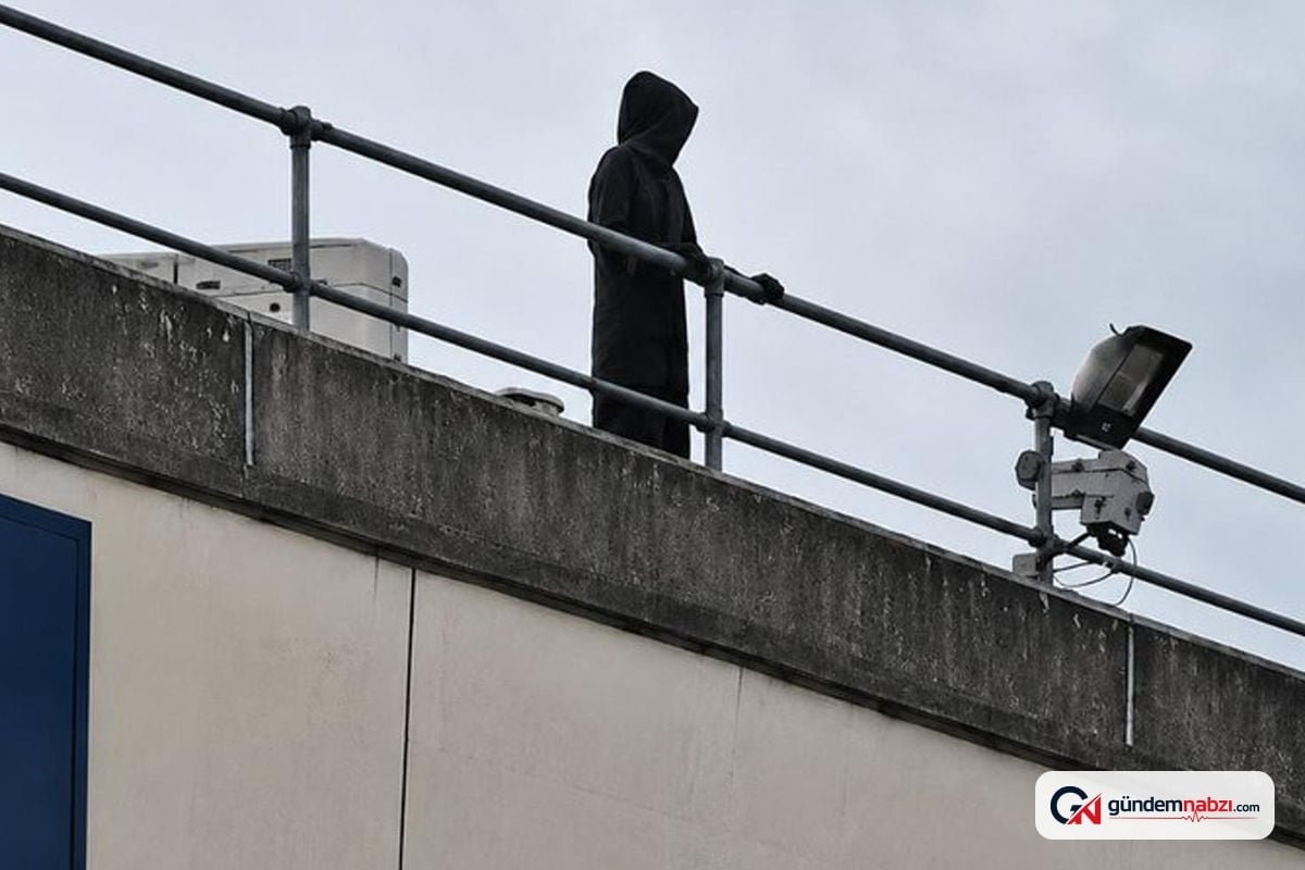 İngiltere'de hastane çatısındaki kostümlü eylem panik yarattı