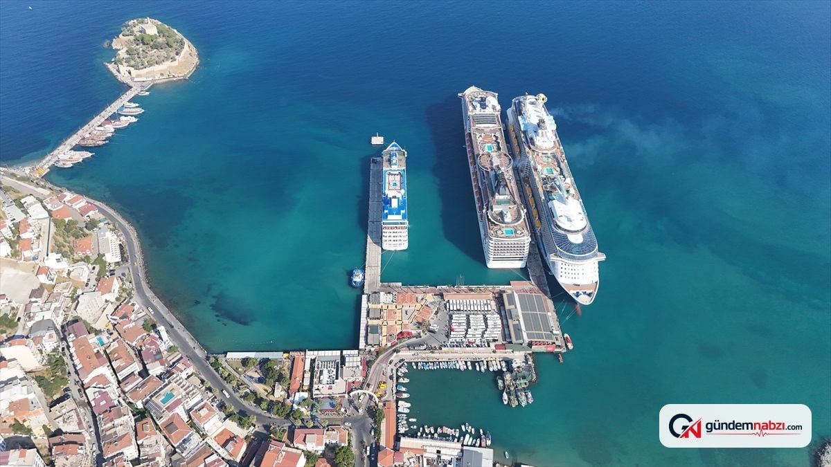 Aydın Kuşadası'na 3 kruvaziyer geldi, 9 bin 130 turist indi