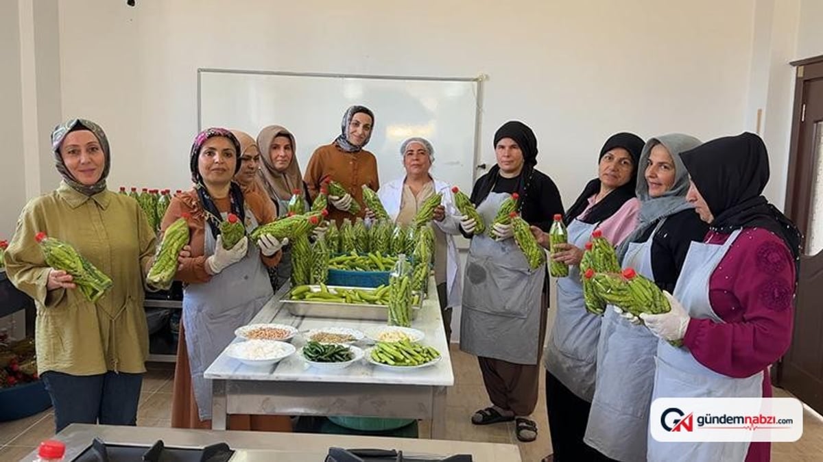 Mardin Midyat'ta kadınlar acur turşusu hazırlıyor