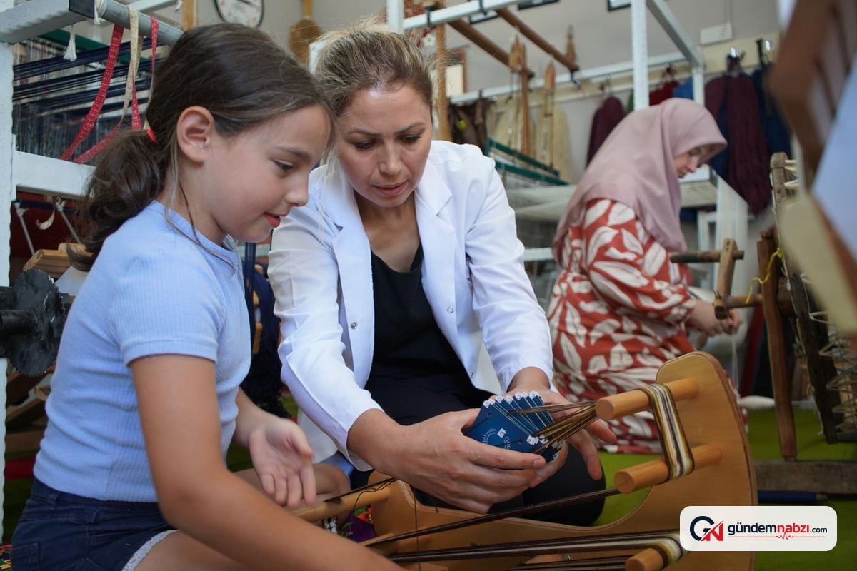 Sakarya'da kilim dokuyan usta öğretici, sanatı aktarıyor