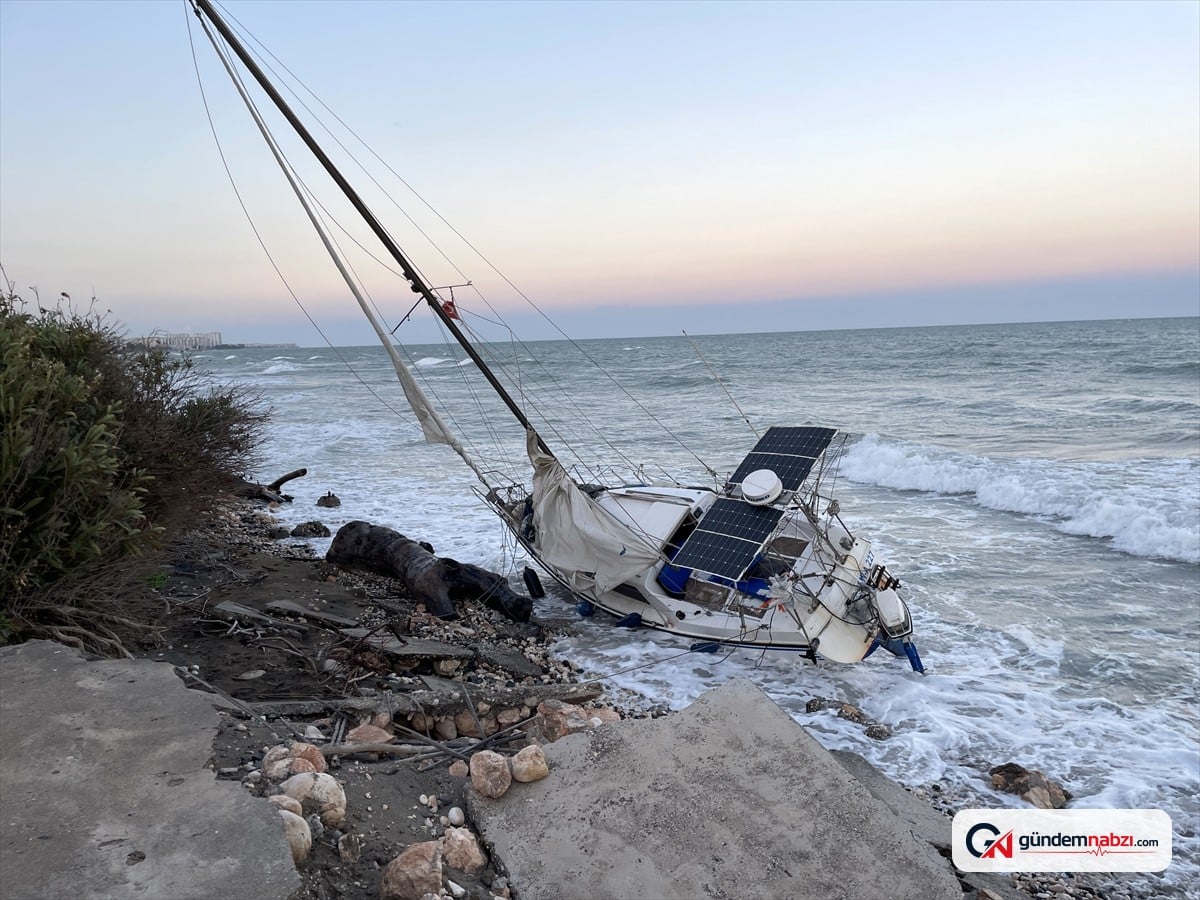 Mersin'de şiddetli rüzgar nedeniyle kıyıya çarpan yelkenlide hasar oluştu