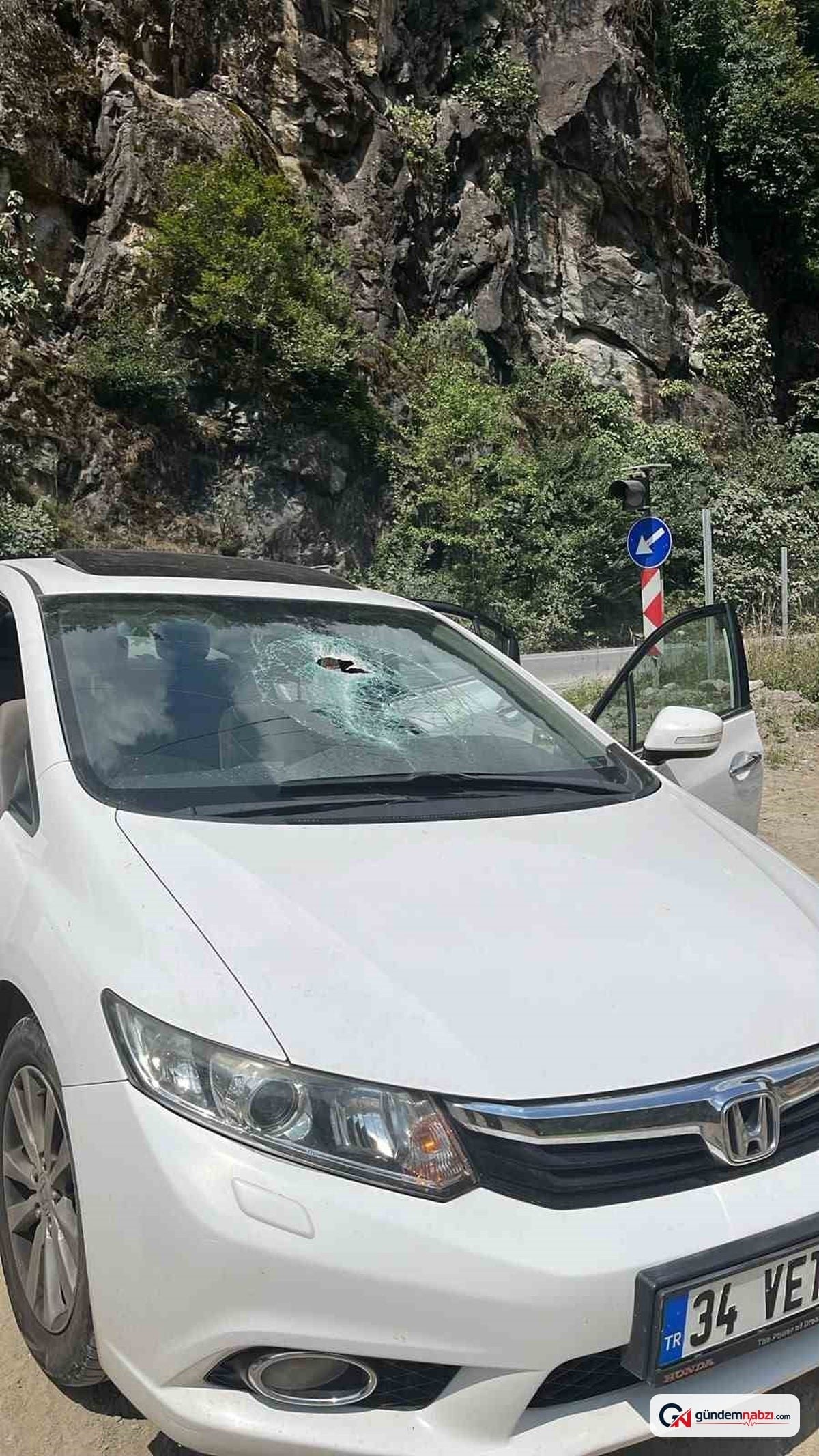 Rize'de otomobile kaya düştü: 1 yaralı