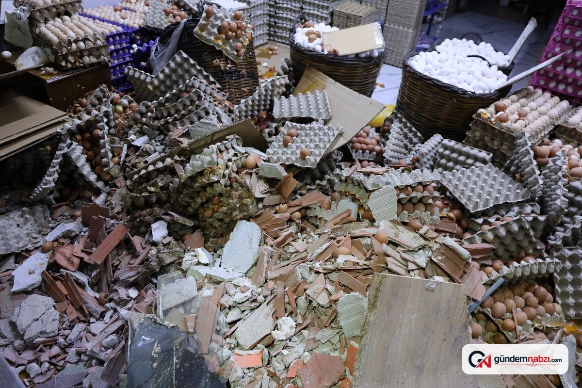 İzmir'de otomobil dönerciye çarptı, yumurtalar kırıldı