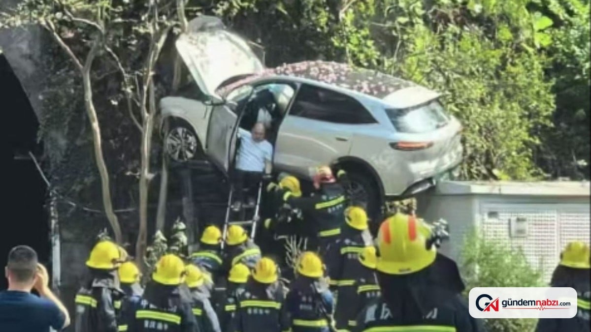 Çin'de kontrolden çıkan otomobil havalanarak ağaçta asılı kaldı