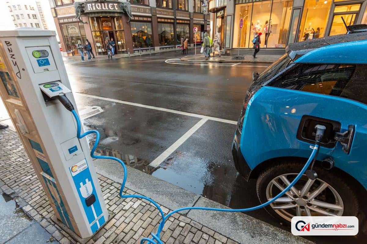 Almanya'da Temmuz'da otomobil satışları arttı, elektrikli araçlar dikkat çekti