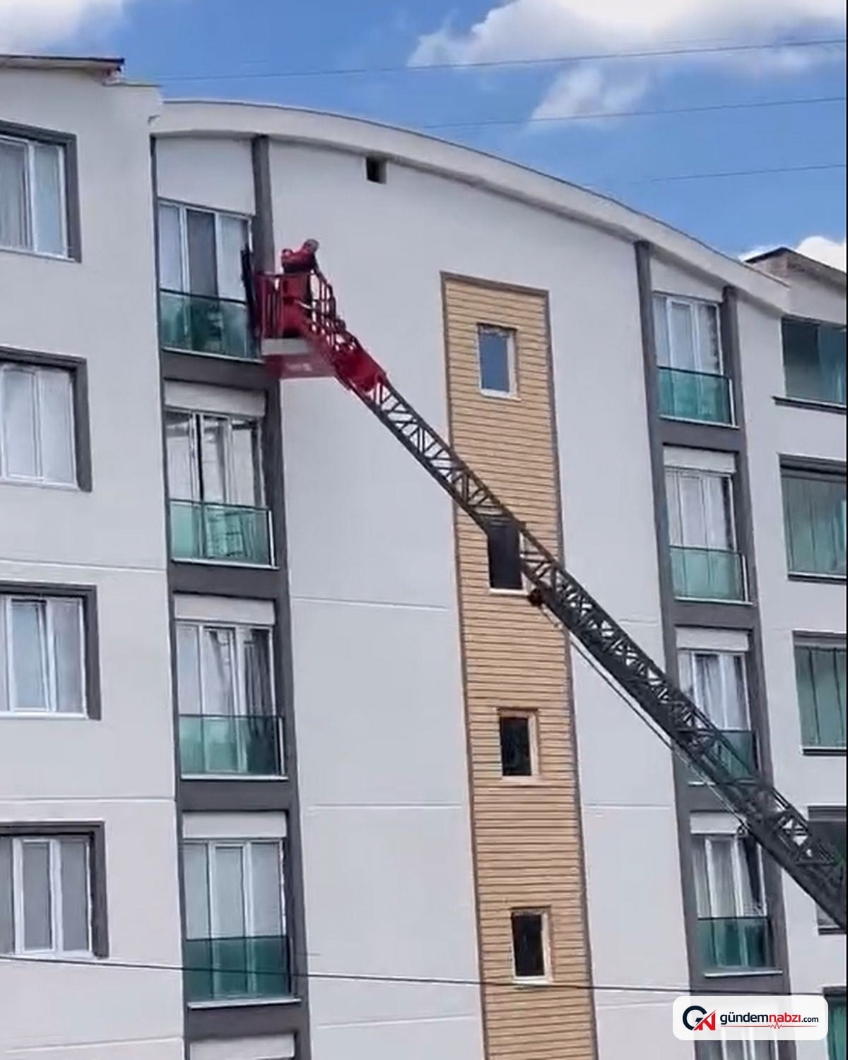 Tokat'ta balkonda sıkışan güvercini itfaiye kurtardı