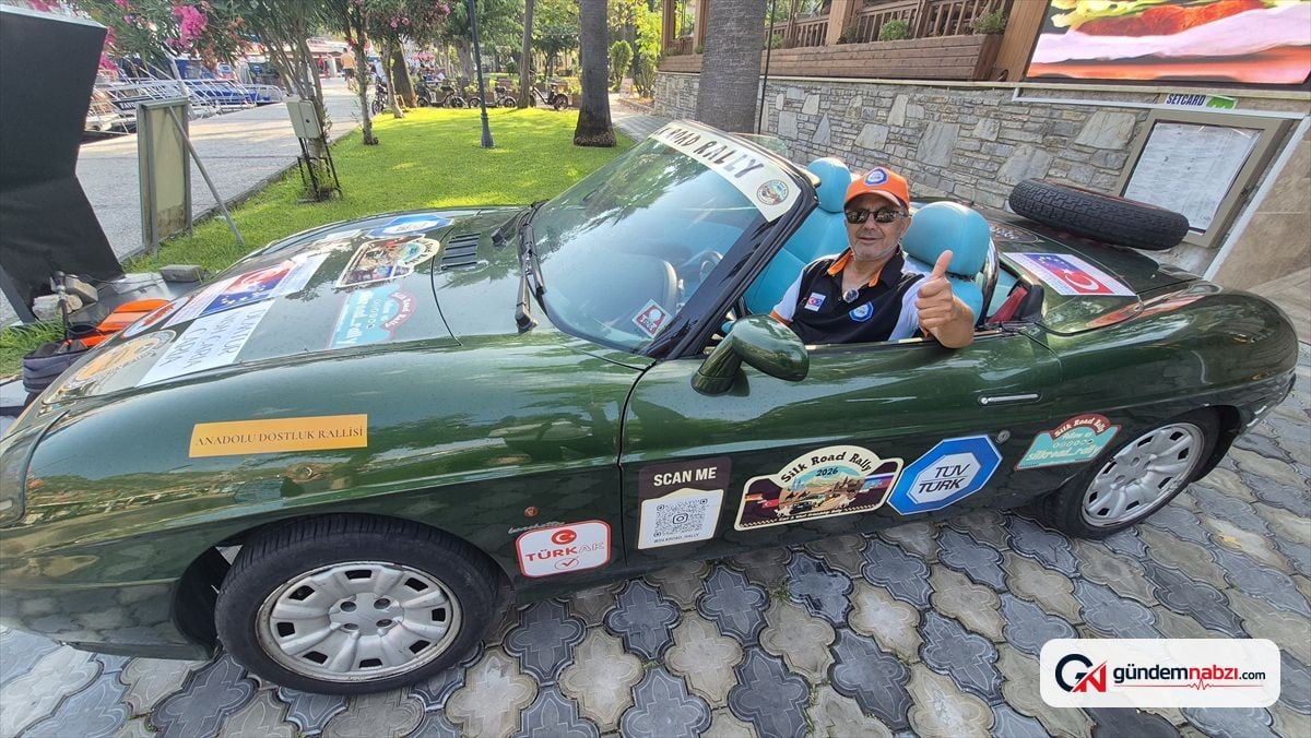 Muğla'da öğrencilerle bir araya gelen ralliciler hediyeler verdi