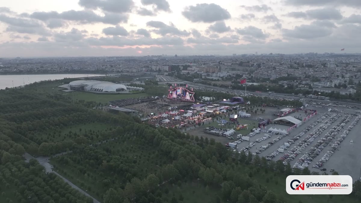 Derya Bedavacı ve Özcan Deniz, İstanbul festivali'nde sahne aldı