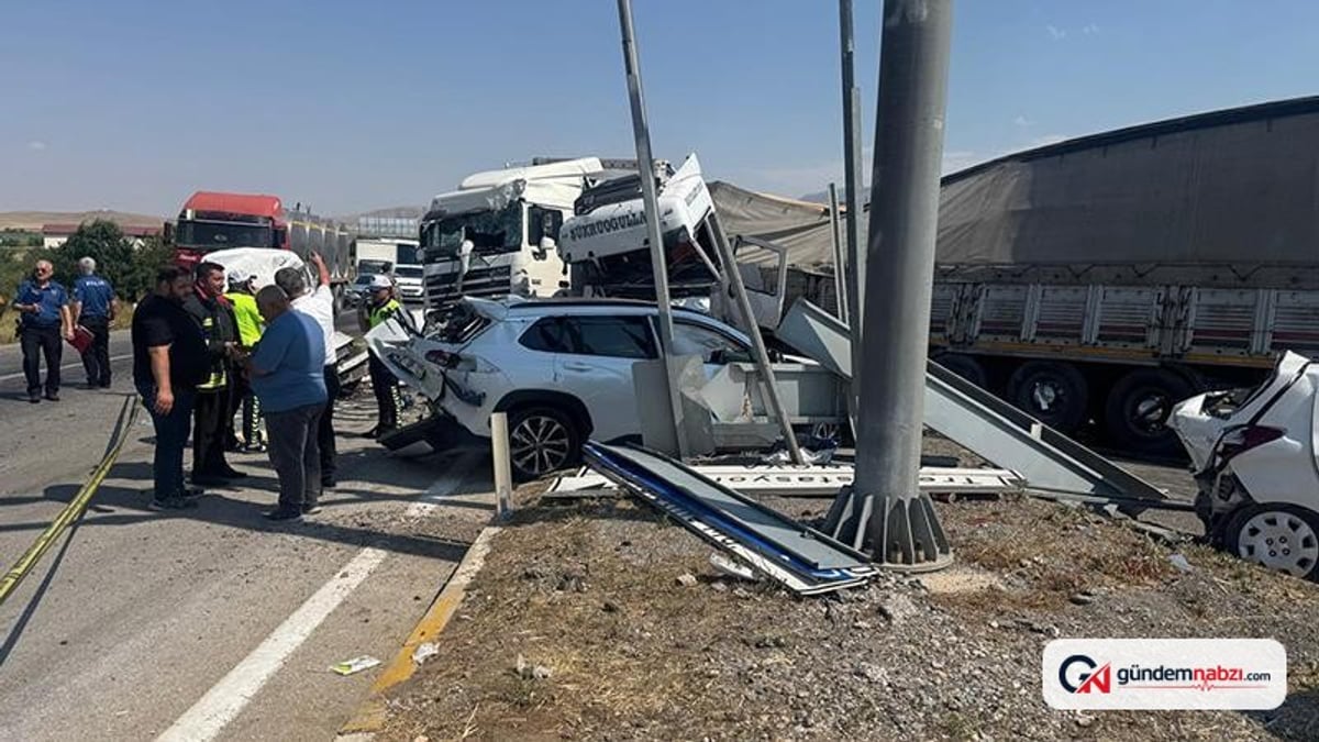 Freni boşalan TIR, kırmızı ışıkta bekleyen araçlara çarptı: 1 ölü, 9 yaralı