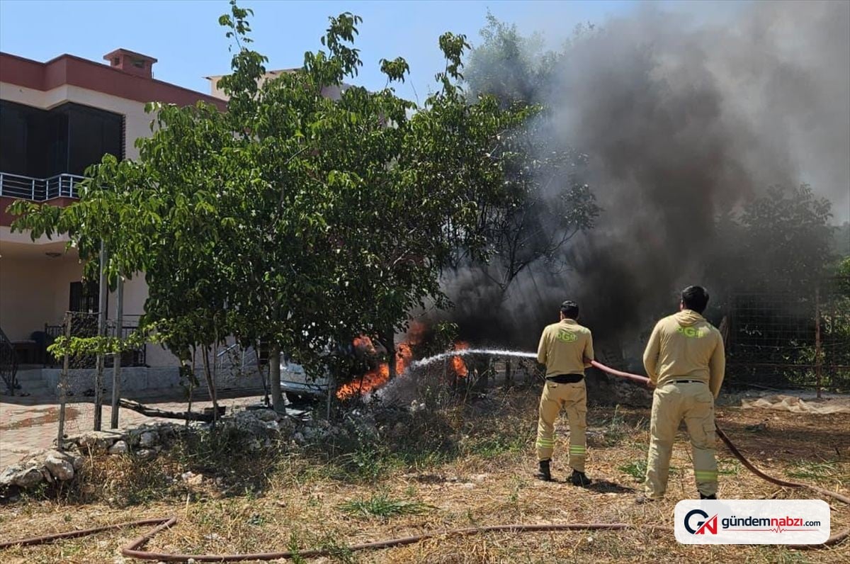 Mersin'in Erdemli ilçesinde park halindeki cipte yangın