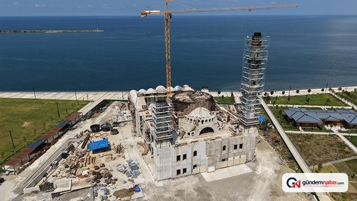 Eski TBMM Başkanı İsmail Kahraman, cami inşaatında inceleme yaptı
