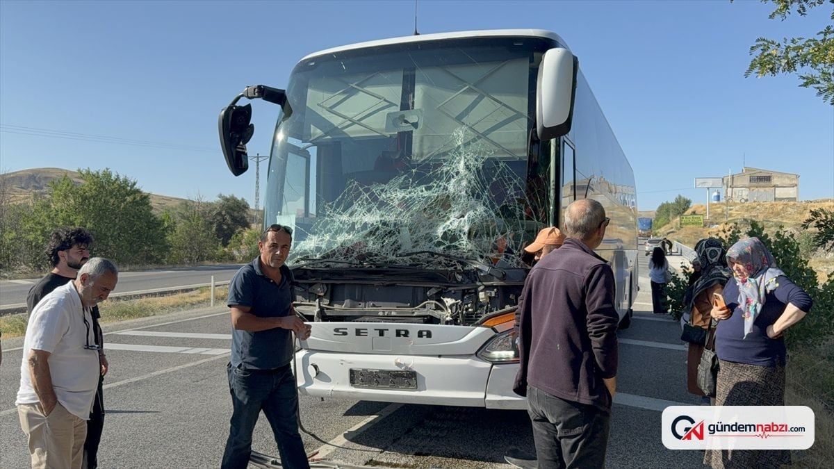 Yozgat'ta otobüs ile traktör çarpıştı: Maddi hasar oluştu