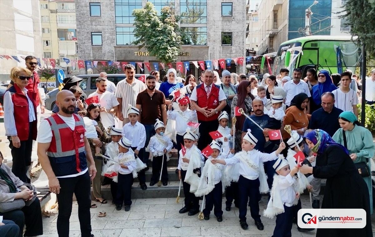 Bursa'da 530 yıllık vakıf geleneği: 25 çocuk sünnet ettirildi