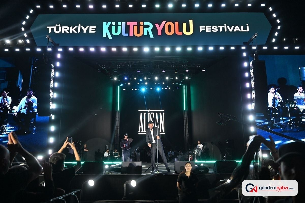 Alişan, Nevşehir Kültür Yolu Festivali'nde sahne aldı