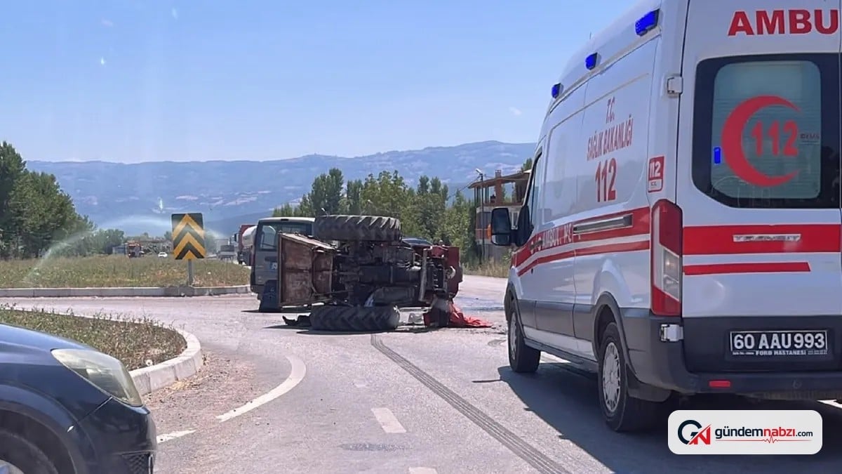 Tokat Niksar'da traktör ile hafif ticari araç çarpıştı: 5 yaralı