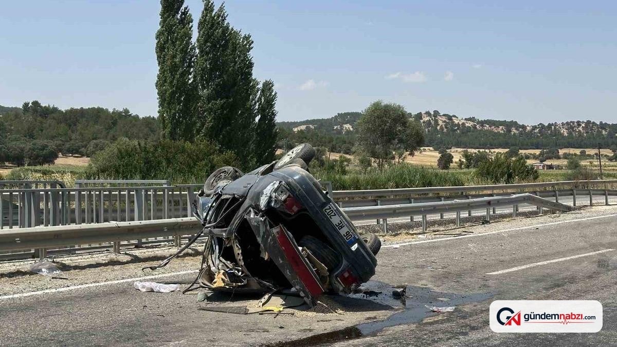 Uşak'ta kontrolden çıkan otomobil karşı şeride geçti: 4 yaralı