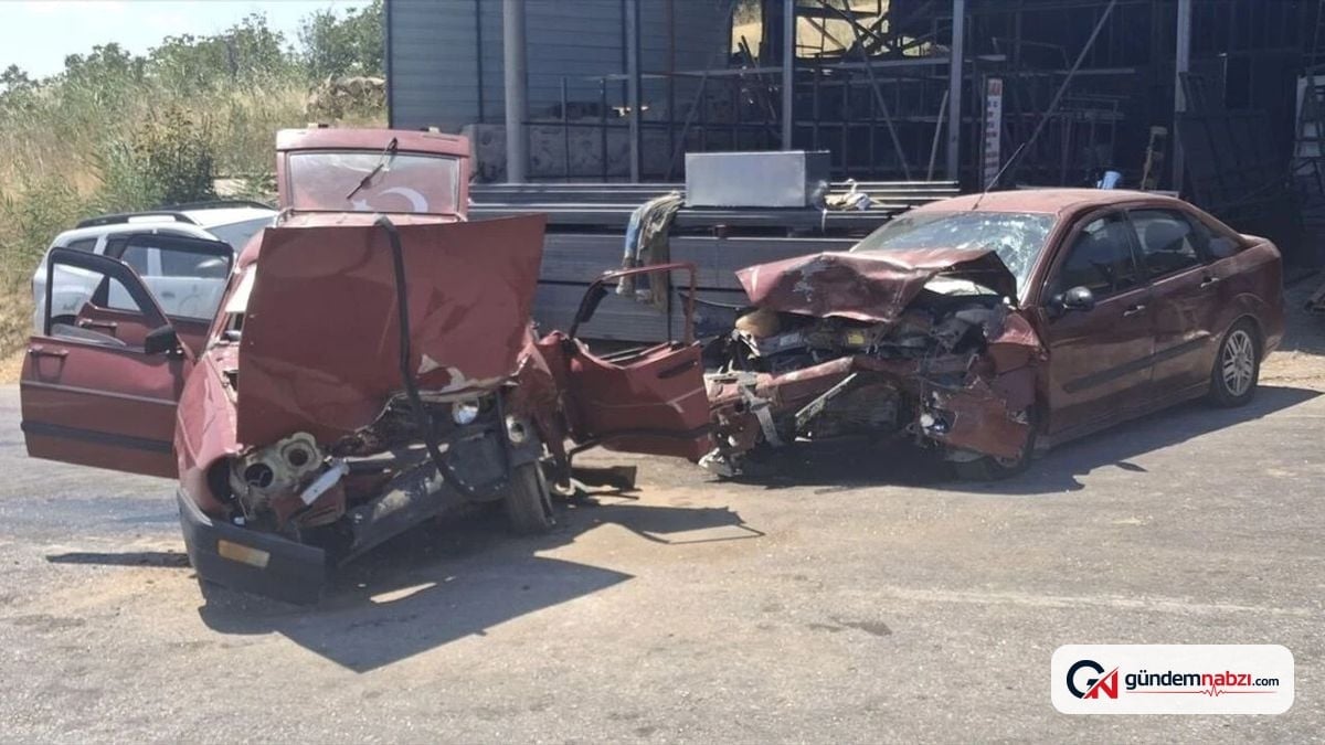 Kütahya Gediz'de iki otomobil çarpıştı: 1 ölü, 1 yaralı