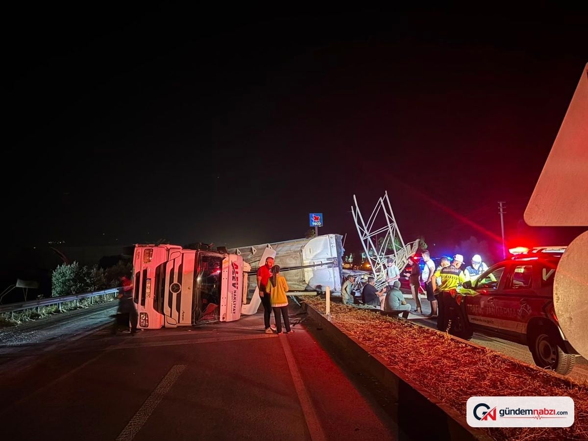 İzmir'de damperi açık unutulan TIR devrildi: 1 yaralı