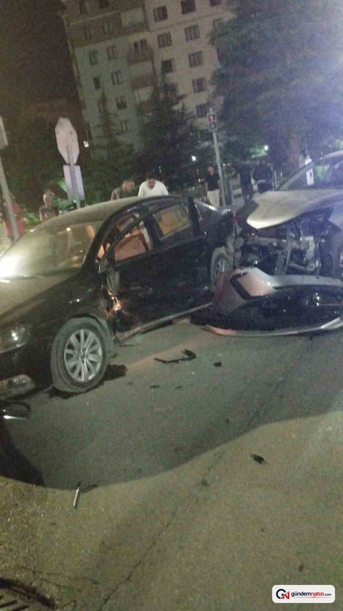 Niğde'de iki otomobil çarpıştı: 4 yaralı