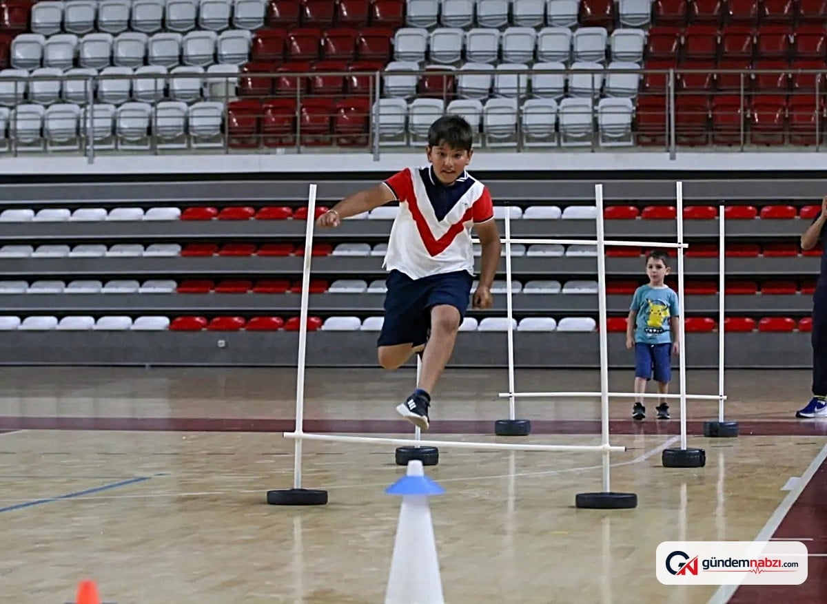 Kur'an kursu öğrencileri spor salonunda parkurda yarıştı