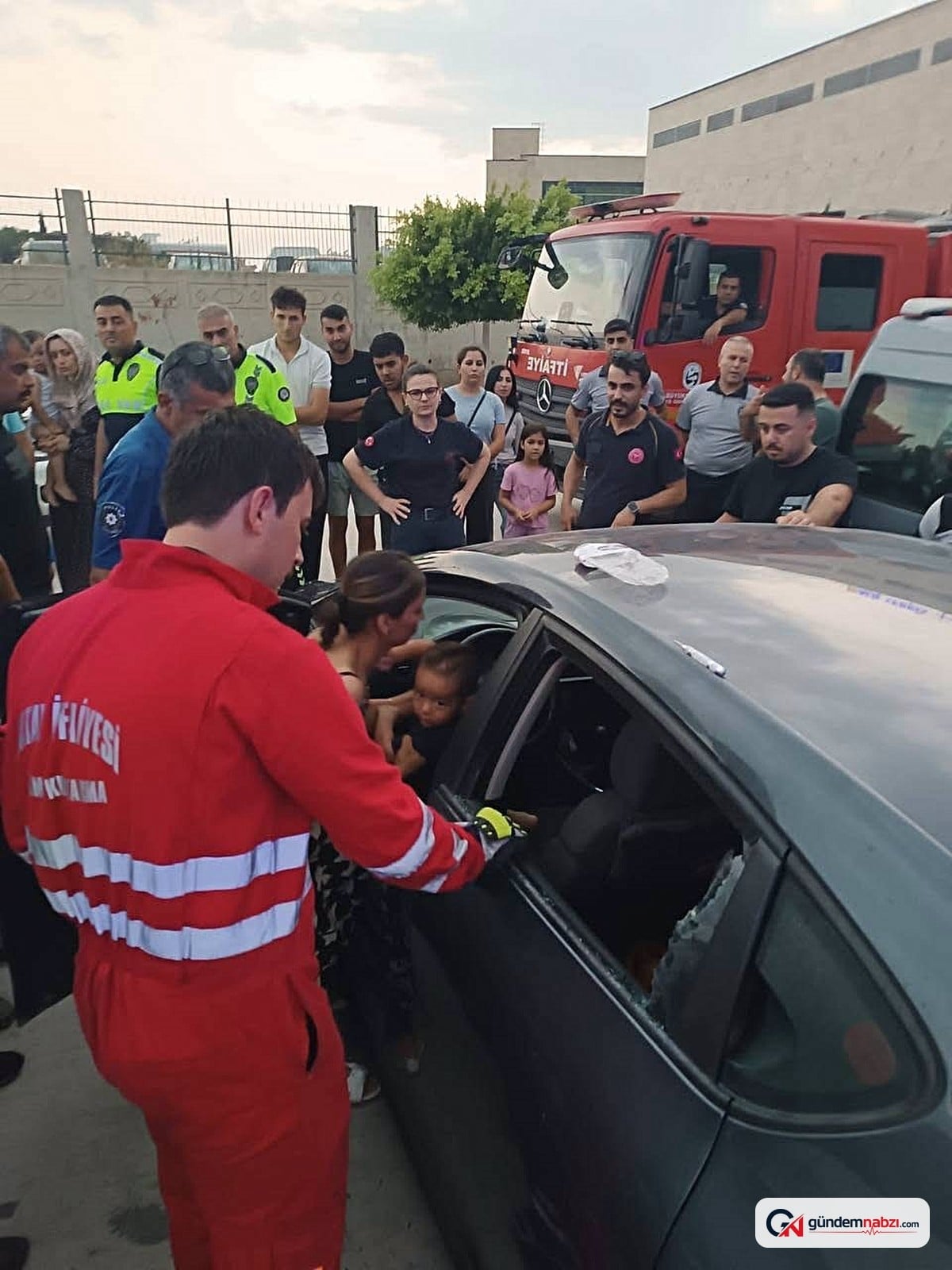 Hatay'da araçta kilitli kalan çocuk cam kırılarak kurtarıldı