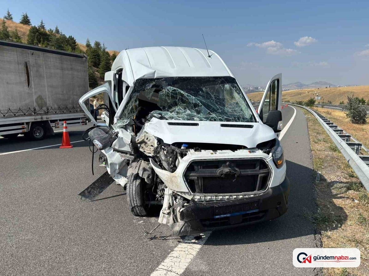 Ankara'da servis aracı tıra çarptı, 7 kişi yaralandı