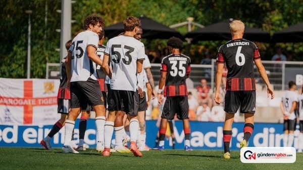 Eintracht Frankfurt, Hull City'yi 2-0 yendi