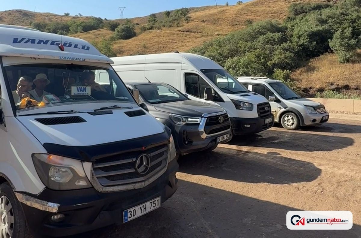 Hakkari'de yol çalışması nedeniyle uzun araç kuyrukları oluştu