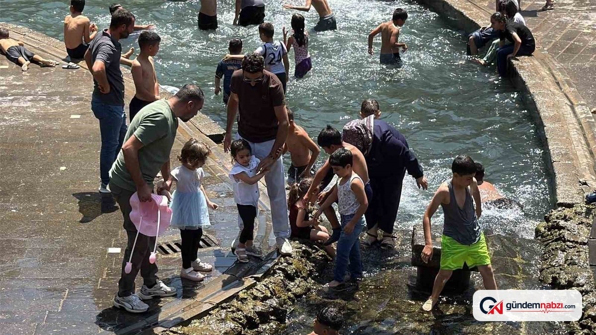 Çocuklar tarihi Anzele'de serinliyor