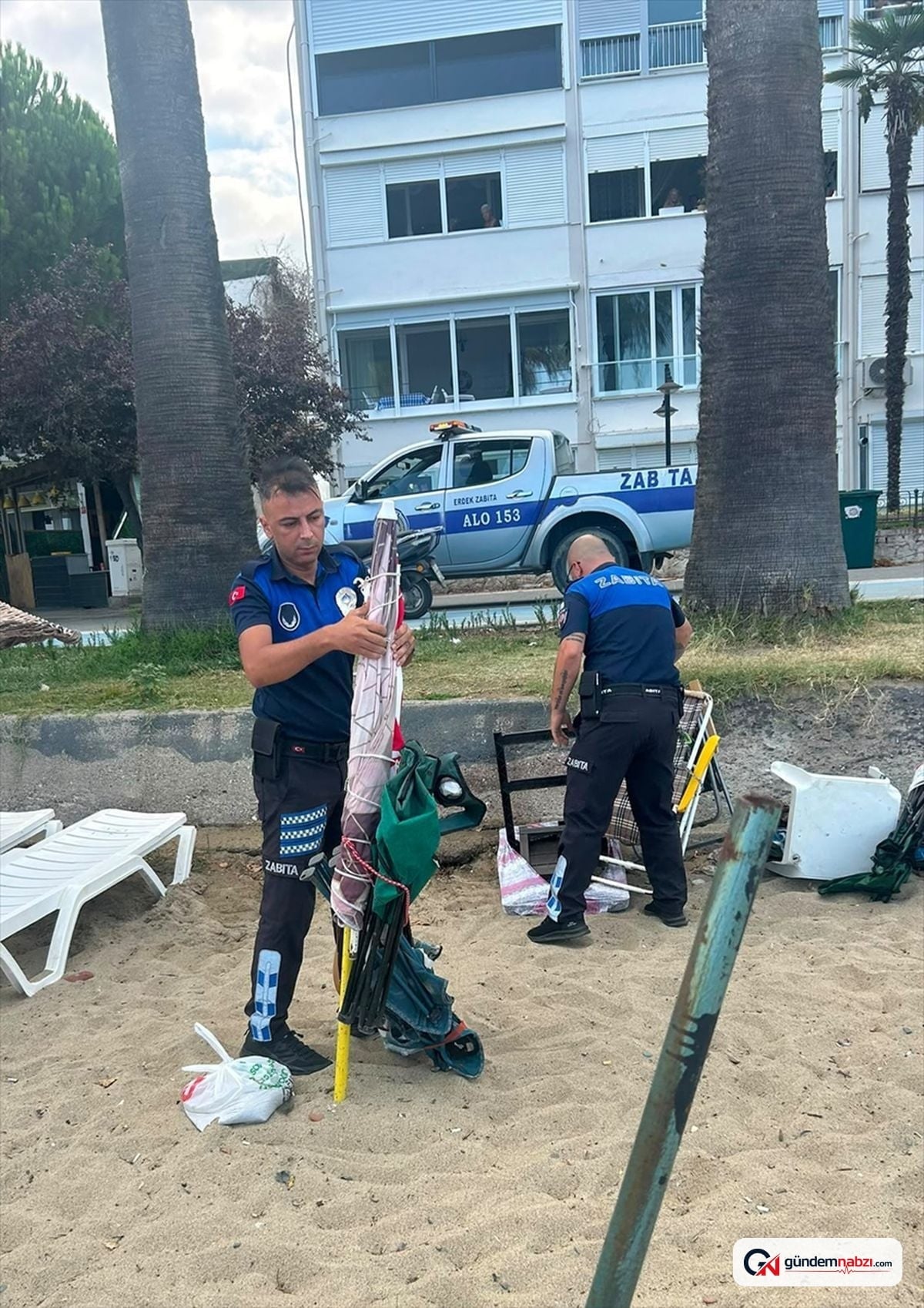 Erdek'te sahil işgaline zabıta müdahale etti