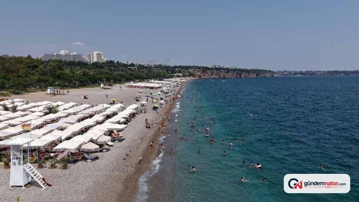 Antalya'da hava sıcaklığı 33 derece, deniz tatilcileri serinledi
