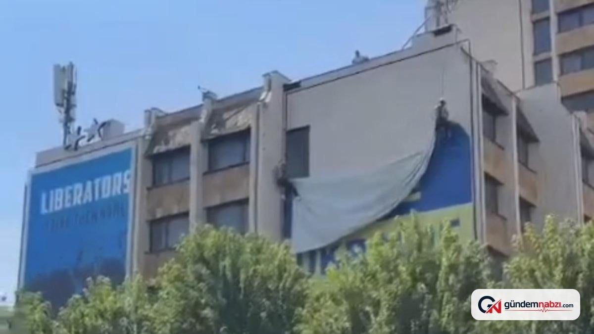Kosova'daki dev Ukrayna bayrağı, Zelenskiy'nin açıklaması sonrası kaldırıldı
