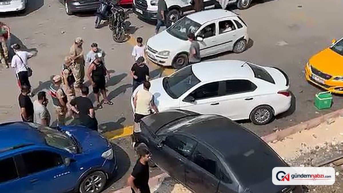 Kaza yapan araç korkulukları kırarak otoparka düştü