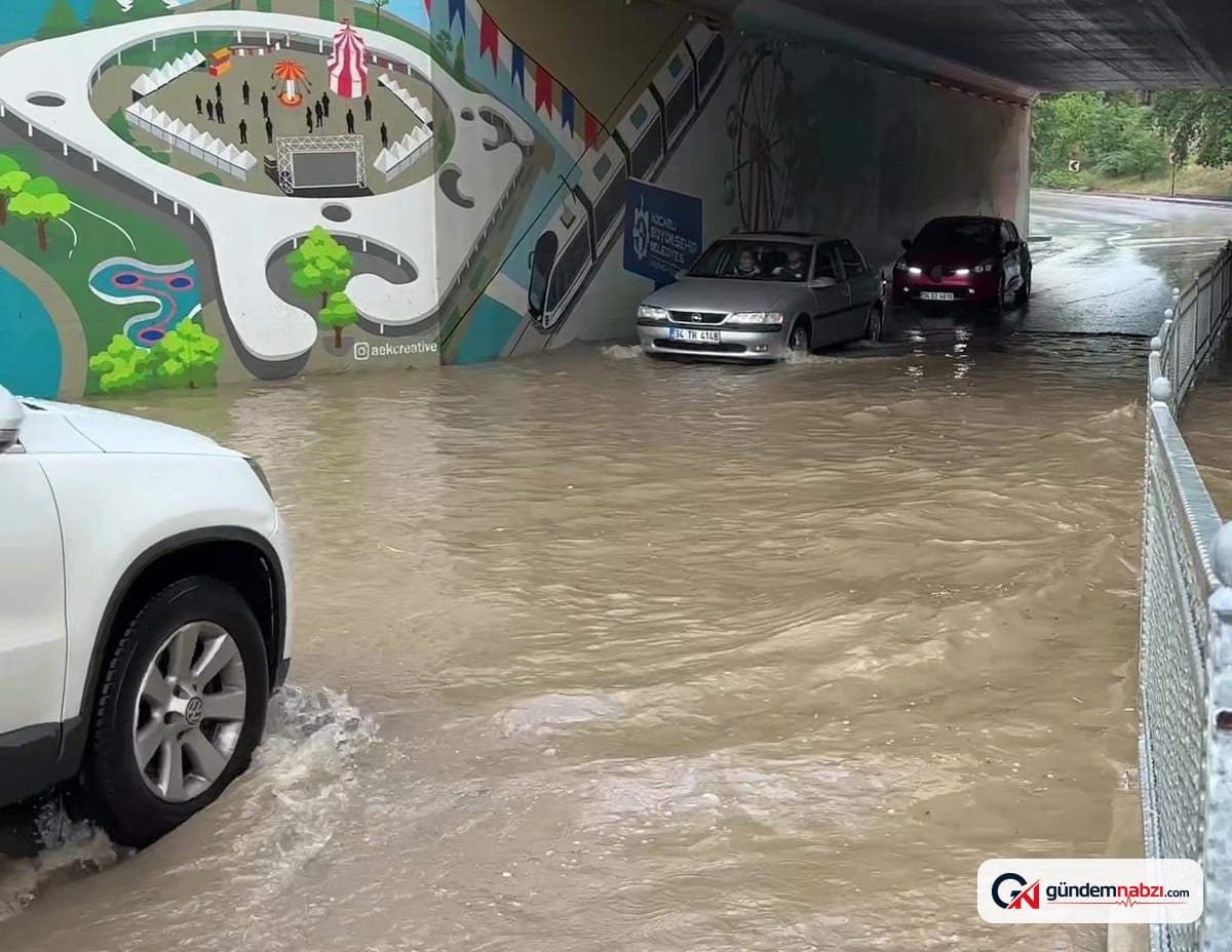 İzmit'te sağanak yağış alt geçidi suyla doldurdu
